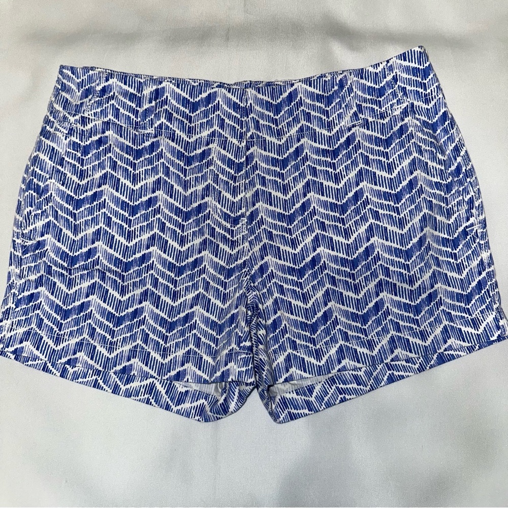 Vineyard Vines shorts Blue and‎ White size 4